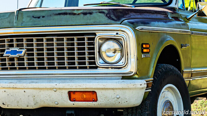 Nunca Adivinarías Que Un Chevy Nuevo Se Esconde Debajo De Este Viejo Camión Oxidado | Carscoops